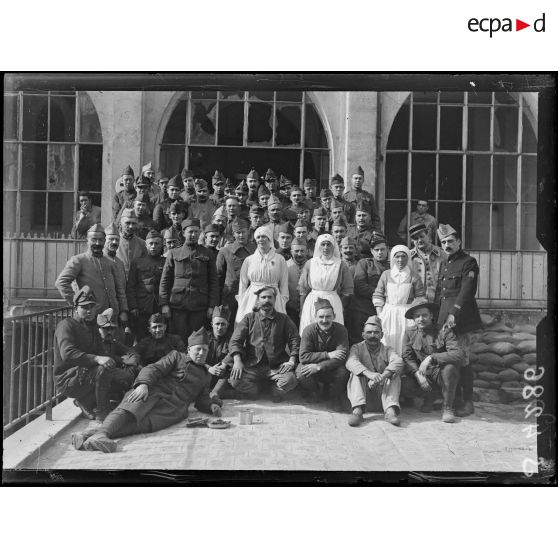 Soissons. Ambulance franco-américaine. Groupe de blessés américains et français. [légende d'origine]