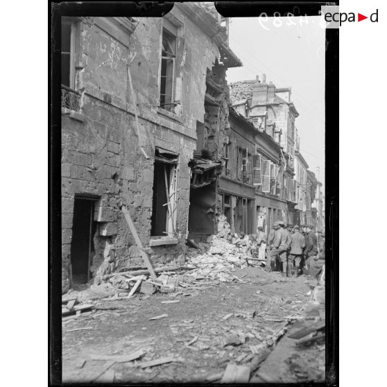 Soissons. Maison détruite par une bombe d'avion. [légende d'origine]