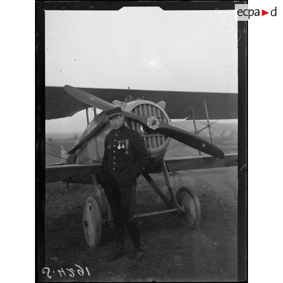 Coincy (Aisne). Camp d'aviation. Le lieutenant Guérin (17 avions descendus). [légende d'origine]