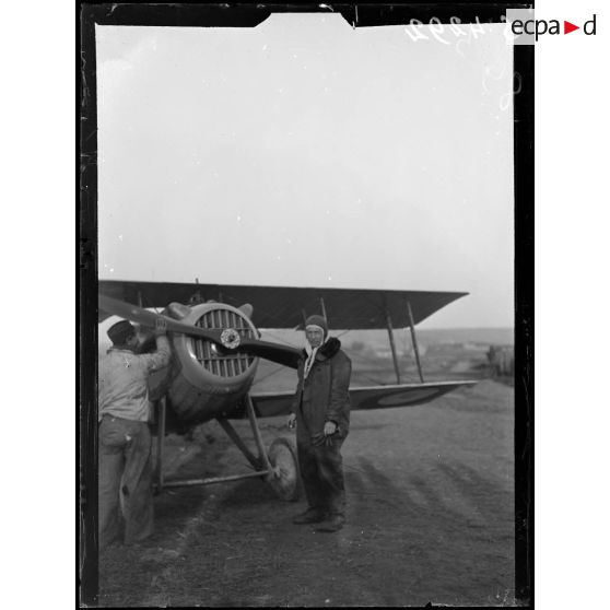 Coincy (Aisne). Camp d'aviation. Le lieutenant Guérin prêt à monter en avion. [légende d'origine]