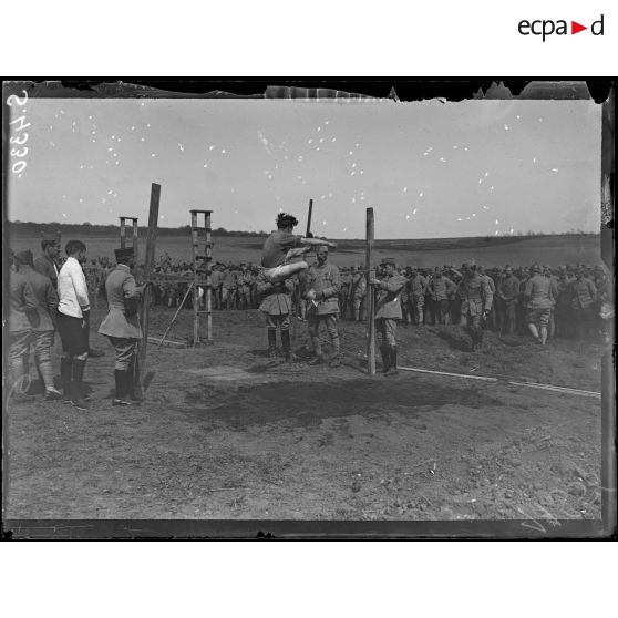 Troësnes (Aisne). Fête sportive du 178e d'artillerie. Le saut en hauteur. [légende d'origine]