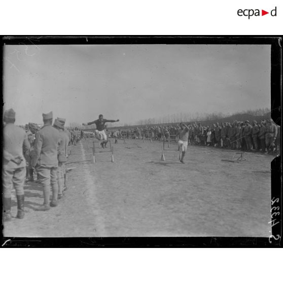 Troësnes (Aisne). Fête sportive du 178e d'artillerie. Un 110 m. haies. [légende d'origine]