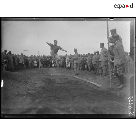 Troësnes (Aisne). Fête sportive du 178e d'artillerie. Le saut en longueur. [légende d'origine]