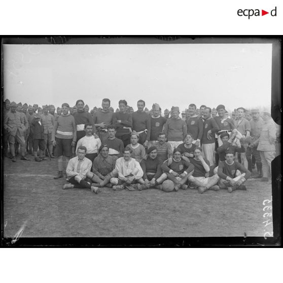 Troësnes (Aisne). Fête sportive du 178e d'artillerie. Une équipe de football. [légende d'origine]