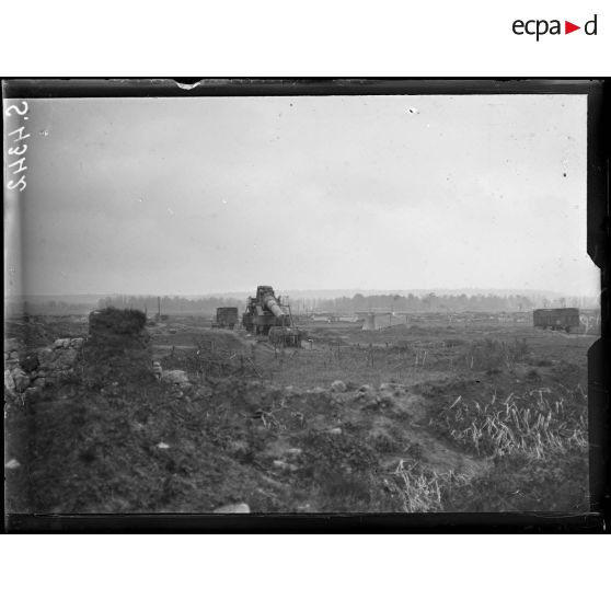 Bucy-le-Long (Aisne). Un des 340 qui contrebattent les pièces allemandes tirant sur Paris, la pièce au repos. [légende d'origine]