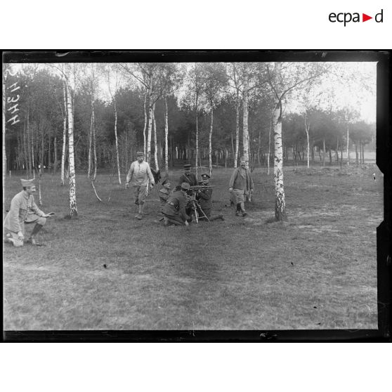 Fère-en-Tardenois (Aisne). Centre d'instruction des mitrailleurs anglais. Officiers tirant à la mitrailleuse. [légende d'origine]