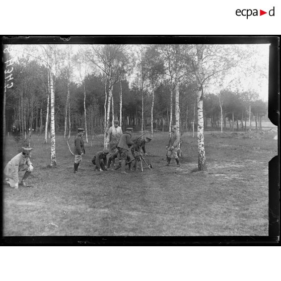 Fère-en-Tardenois (Aisne). Centre d'instruction des mitrailleurs anglais. La mise en batterie. [légende d'origine]