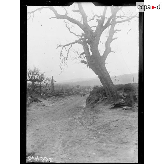 Ostel (Aisne). La sortie du village. [légende d'origine]