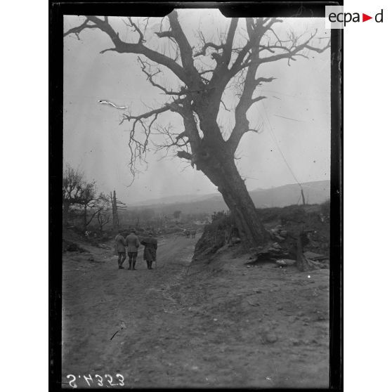 Ostel (Aisne). La sortie du village. [légende d'origine]