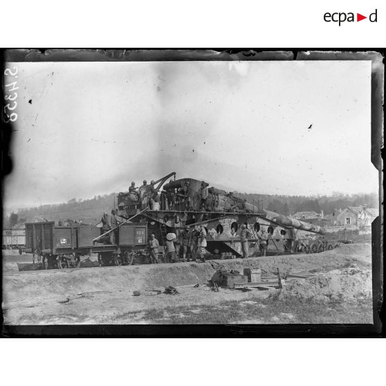 Bucy-le-Long (Aisne). Pièce de 340 qui contrebat les pièces allemandes tirant sur Paris, le chargement. [légende d'origine]