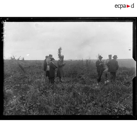 Laffaux (Aisne). Journalistes étrangers visitant le champ de bataille. [légende d'origine]