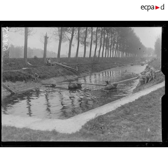 Celles-lès-Condé (Aisne). Répétition du coup de main du 11 mai sur Anizy. Installation rapide de passerelles sur le canal. [légende d'origine]