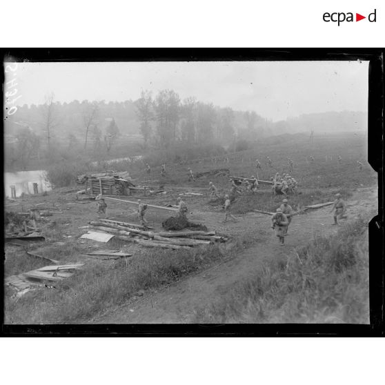 Celles-lès-Condé (Aisne). Répétition du coup de main du 11 mai sur Anizy. Les passerelles sont amenées au bord de l'Aisne figurant l'Ailette. [légende d'origine]