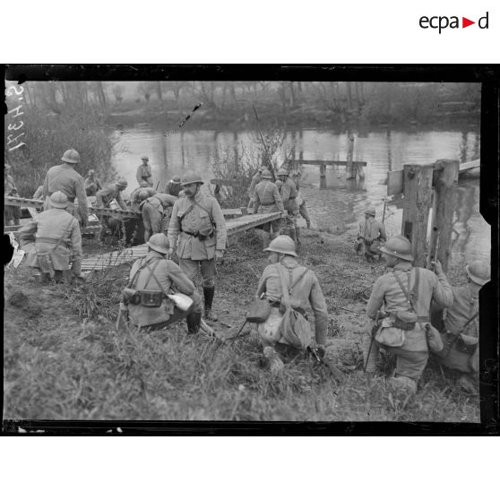 Celles-lès-Condé (Aisne). Répétition du coup de main du 11 mai sur Anizy. Installation des passerelles sur le canal. [légende d'origine]