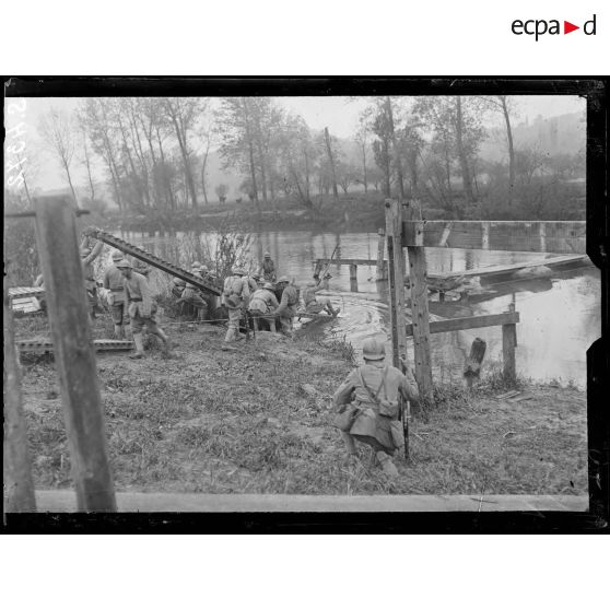 Celles-lès-Condé (Aisne). Répétition du coup de main du 11 mai sur Anizy. Installation des passerelles sur le canal. [légende d'origine]