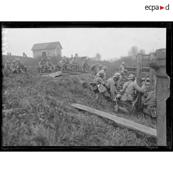 Celles-lès-Condé (Aisne). Répétition du coup de main du 11 mai sur Anizy. Les troupes s'apprêtent à franchir le canal. [légende d'origine]