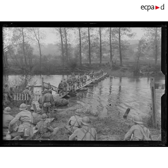 Celles-lès-Condé (Aisne). Répétition du coup de main du 11 mai sur Anizy. Les troupes passent le canal. [légende d'origine]