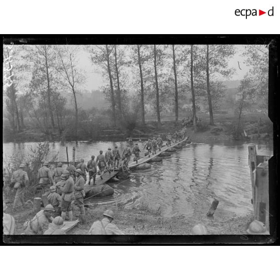 Celles-lès-Condé (Aisne). Répétition du coup de main du 11 mai sur Anizy. Les troupes passent le canal. [légende d'origine]