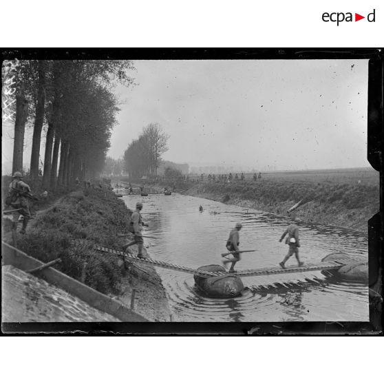 Celles-lès-Condé (Aisne). Répétition du coup de main du 11 mai sur Anizy. L'ordre de repli étant donné, les troupes regagnent nos lignes. [légende d'origine]