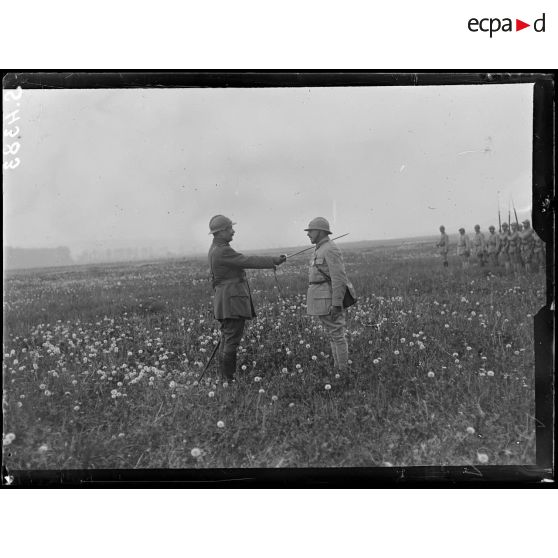 Celles-lès-Condé (Aisne). Le général décore un lieutenant. [légende d'origine]