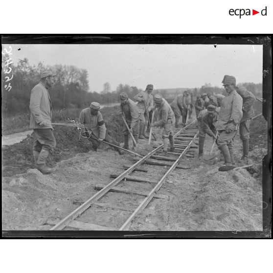 Pernant (Aisne). Soldats italiens installant une voie de 0,60. [légende d'origine]