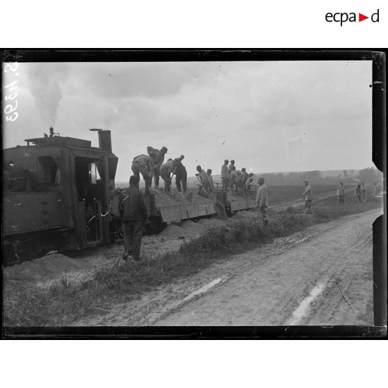 Pernant (Aisne). soldats italiens installant une voie de 0,60. Le ballastage. [légende d'origine]