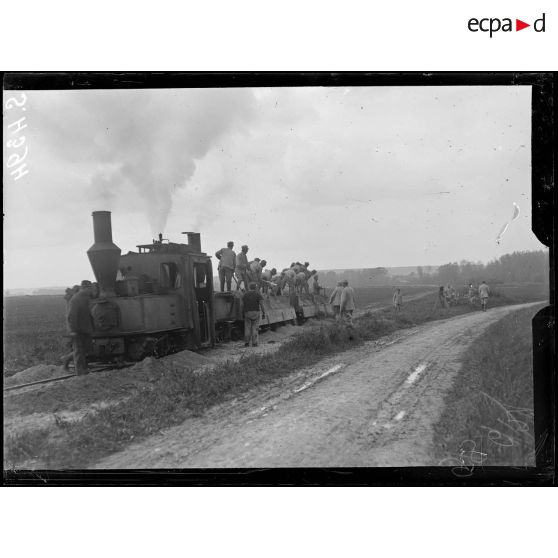 Pernant (Aisne). soldats italiens installant une voie de 0,60. Le ballastage. [légende d'origine]