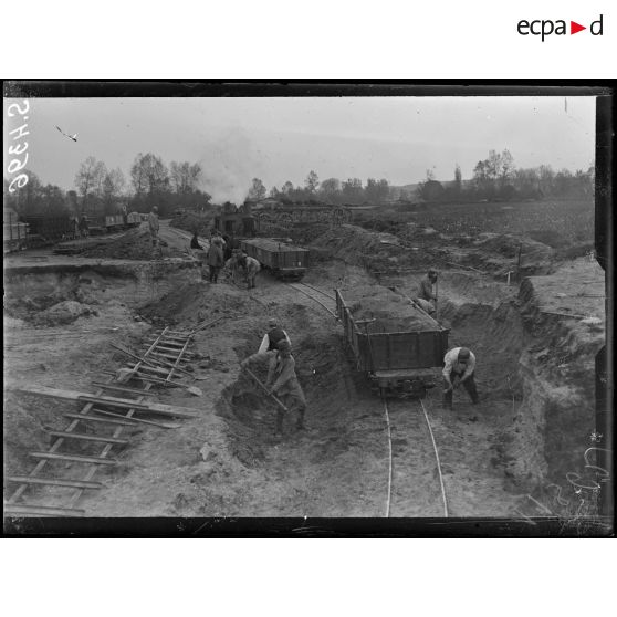 Pernant (Aisne). soldats italiens installant une voie de 0,60. [légende d'origine]