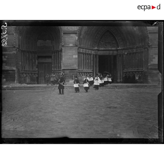 Soissons. Le jour des Morts. La procession sort de la cathédrale. [légende d'origine]