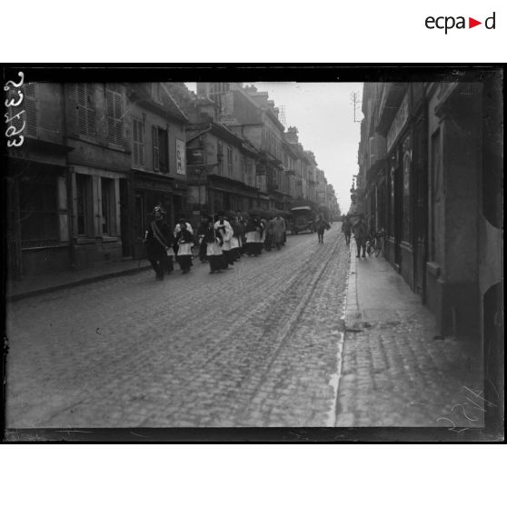 Soissons. Le jour des Morts. La procession en ville. [légende d'origine]