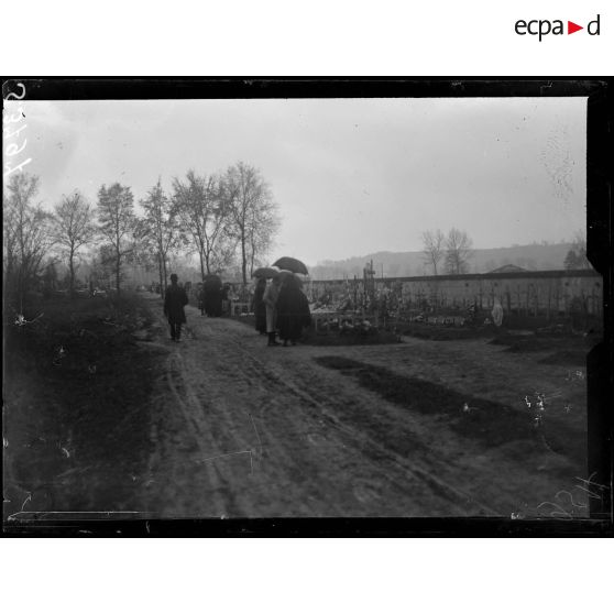 Soissons. Le jour des Morts. Au cimetière. [légende d'origine]