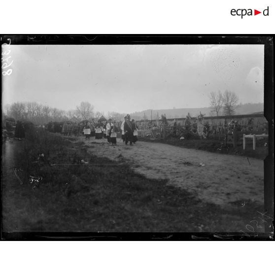 Soissons. Le jour des Morts. La procession au cimetière militaire. [légende d'origine]