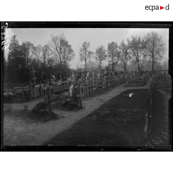 Soissons. Le jour des Morts. La procession au cimetière militaire. [légende d'origine]