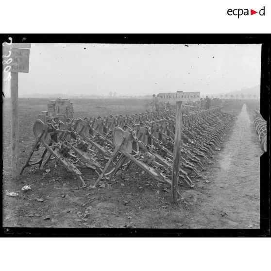 Mercin-Pommiers (Aisne). Le parc des trophées. Les mitrailleuses. [légende d'origine]