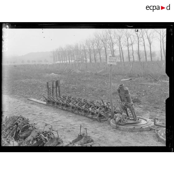 Mercin-Pommiers (Aisne). Le parc des trophées. Les lance-bombes. [légende d'origine]