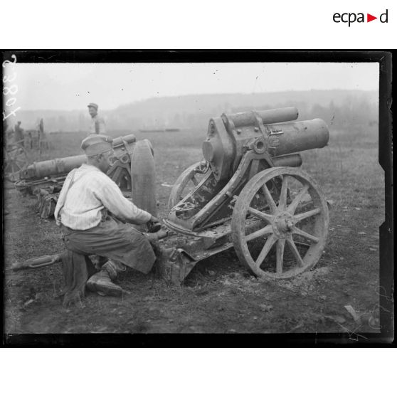 Mercin-Pommiers (Aisne). Le parc des trophées. Nettoyage du matériel pris aux allemands. [légende d'origine]