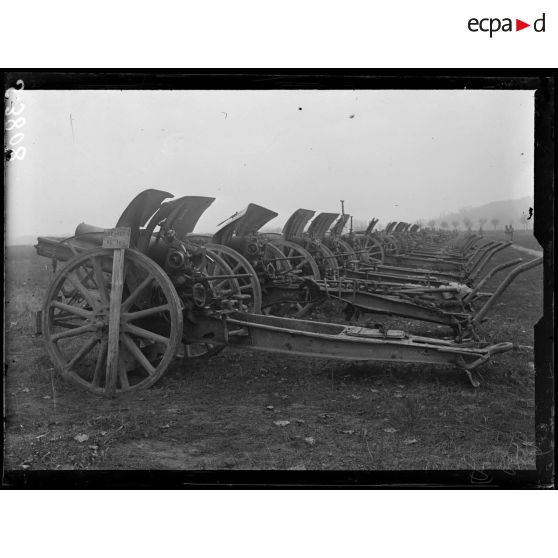 Mercin-Pommiers (Aisne). Le parc des trophées. Les obusiers de 105. [légende d'origine]