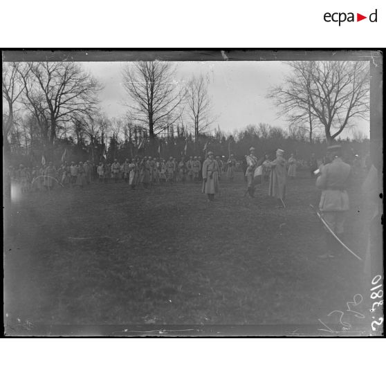 Soissons. Champ de manoeuvres de Saint Christophe. Revue par le général Pétain des troupes ayant participé à l'attaque de l'Aisne. Les drapeaux. [légende d'origine]