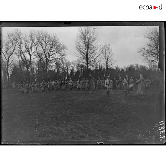 Soissons. Champ de manoeuvres de Saint Christophe. Revue par le général Pétain des troupes ayant participé à l'attaque de l'Aisne. Les drapeaux. [légende d'origine]