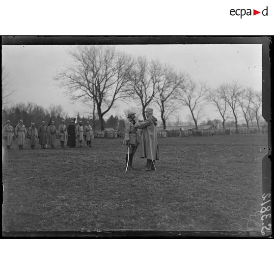 Soissons. Champ de manoeuvres de Saint Christophe. Revue par le général Pétain des troupes ayant participé à l'attaque de l'Aisne. Remise de la croix de guerre à l'E.M. de la 6e armée. [légende d'origine]