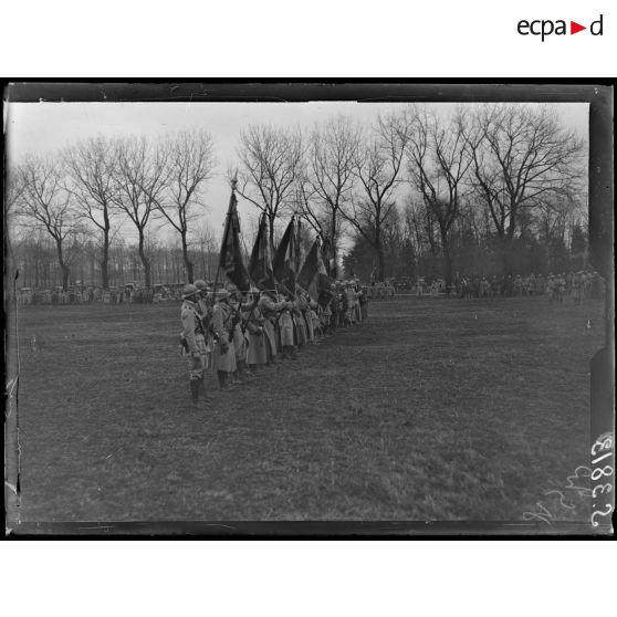 Soissons. Champ de manoeuvres de Saint Christophe. Revue par le général Pétain des troupes ayant participé à l'attaque de l'Aisne. Les drapeaux. [légende d'origine]