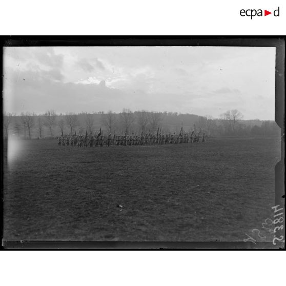 Soissons. Champ de manoeuvres de Saint Christophe. Revue par le général Pétain des troupes ayant participé à l'attaque de l'Aisne. Les drapeaux de ligne. [légende d'origine]