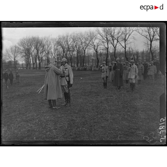 Soissons. Champ de manoeuvres de Saint Christophe. Revue par le général Pétain des troupes ayant participé à l'attaque de l'Aisne. Le général Maistre est fait grand officier de la Légion d'honneur. [légende d'origine]