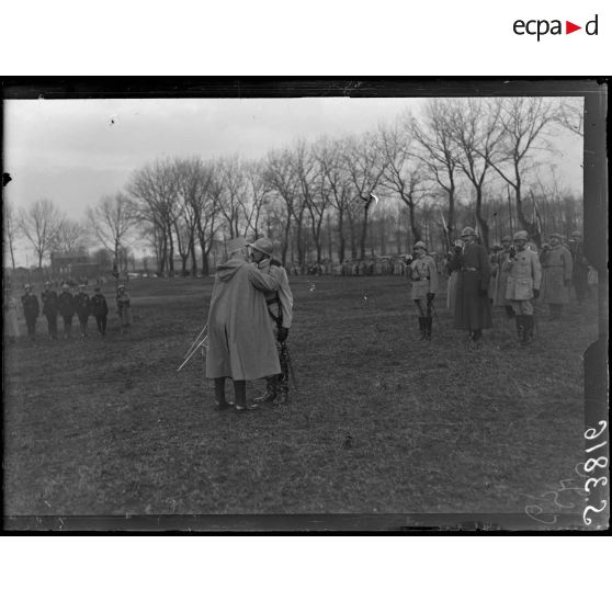 Soissons. Champ de manoeuvres de Saint Christophe. Revue par le général Pétain des troupes ayant participé à l'attaque de l'Aisne. Le général Maistre est fait grand officier de la Légion d'honneur. [légende d'origine]