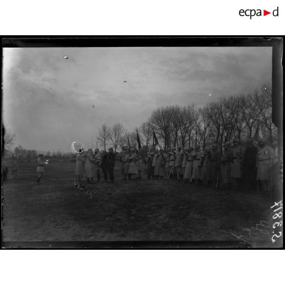 [Soissons. Champ de manoeuvres de Saint Christophe. Revue par le général Pétain des troupes ayant participé à l'attaque de l'Aisne.]