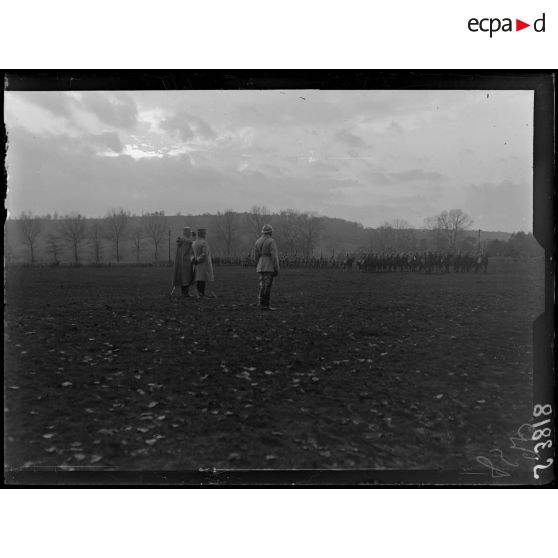 Soissons. Champ de manoeuvres de Saint Christophe. Revue par le général Pétain des troupes ayant participé à l'attaque de l'Aisne. Le défilé devant les généraux. [légende d'origine]