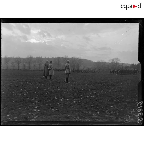 Soissons. Champ de manoeuvres de Saint Christophe. Revue par le général Pétain des troupes ayant participé à l'attaque de l'Aisne. Le défilé, les drapeaux. [légende d'origine]