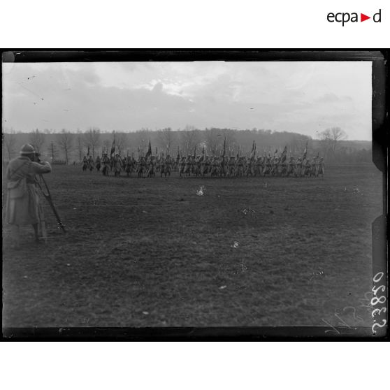 Soissons. Champ de manoeuvres de Saint Christophe. Revue par le général Pétain des troupes ayant participé à l'attaque de l'Aisne. Le défilé, les drapeaux. [légende d'origine]