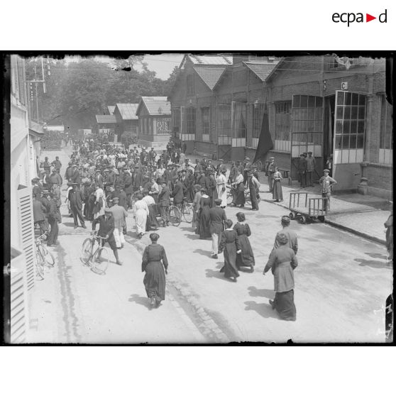 Cartoucherie de Vincennes. Sortie des ouvrières et des ouvriers de la cartoucherie. [légende d'origine]