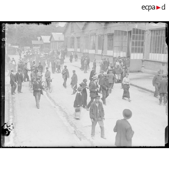 Cartoucherie de Vincennes. Rentrée des ouvrières et des ouvriers. [légende d'origine]